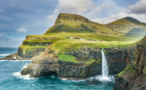 Tiešais FlyMeAway lidojums no Rīgas uz Fēru salām. Attēlā: Múlafossur ūdenskritums Gásadalur ciematā.