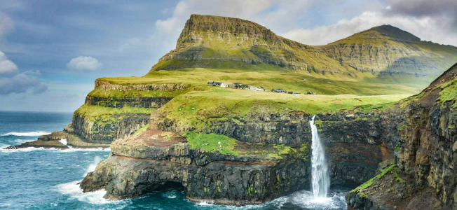 Tiešais FlyMeAway lidojums no Rīgas uz Fēru salām. Attēlā: Múlafossur ūdenskritums Gásadalur ciematā.
